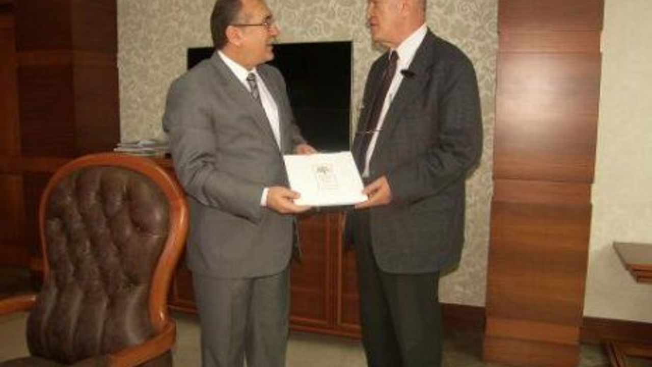 Eski Bakan Akarcalı, Vali Savaş`ı Ziyaret Etti