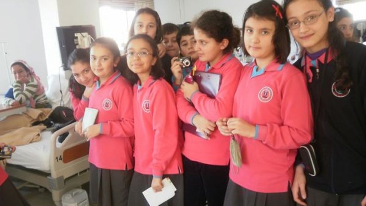 LARA?LI ÖĞRENCİLER DİYALİZ MERKEZİNİ ZİYARET ETTİ