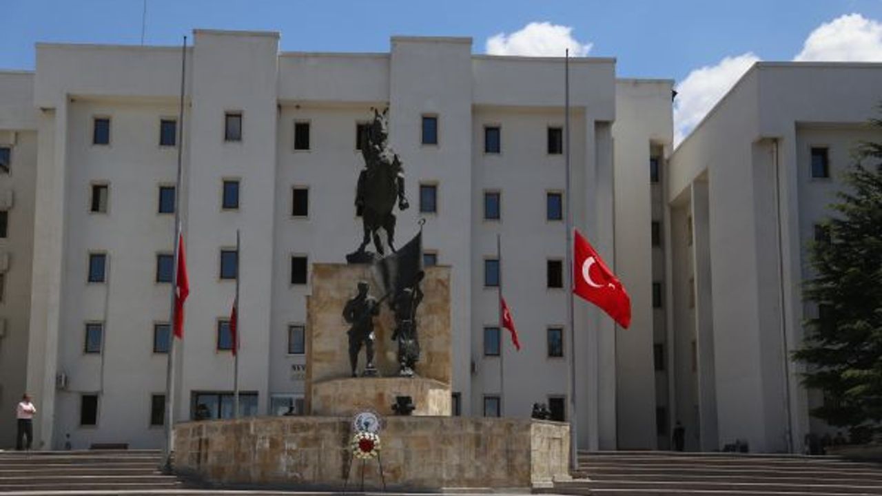 NEVŞEHİR?DE BAYRAKLAR YARIYA İNDİRİLDİ
