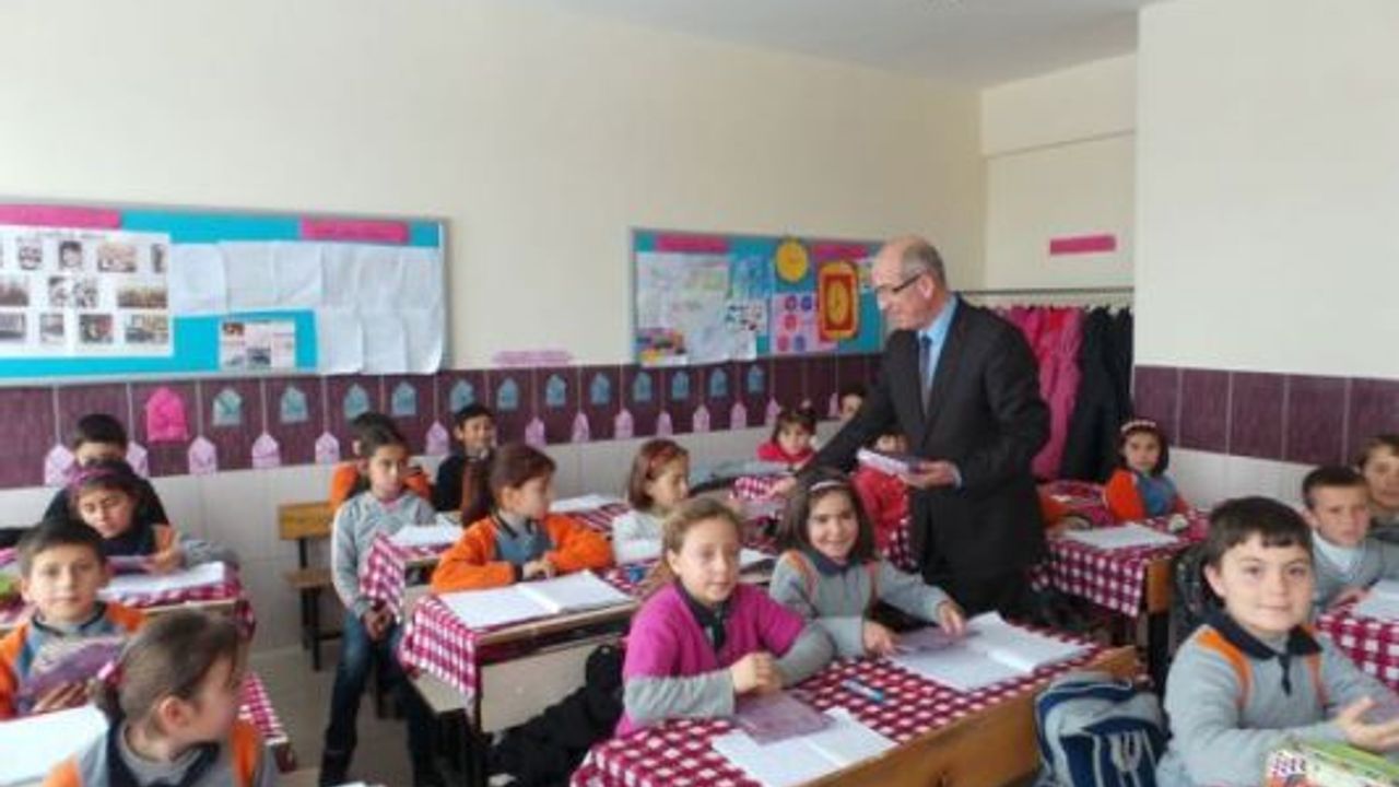 TÜRK EĞİTİM-SEN NEVŞEHİR ŞUBESİ KİTAP HEDİYE ETTİ