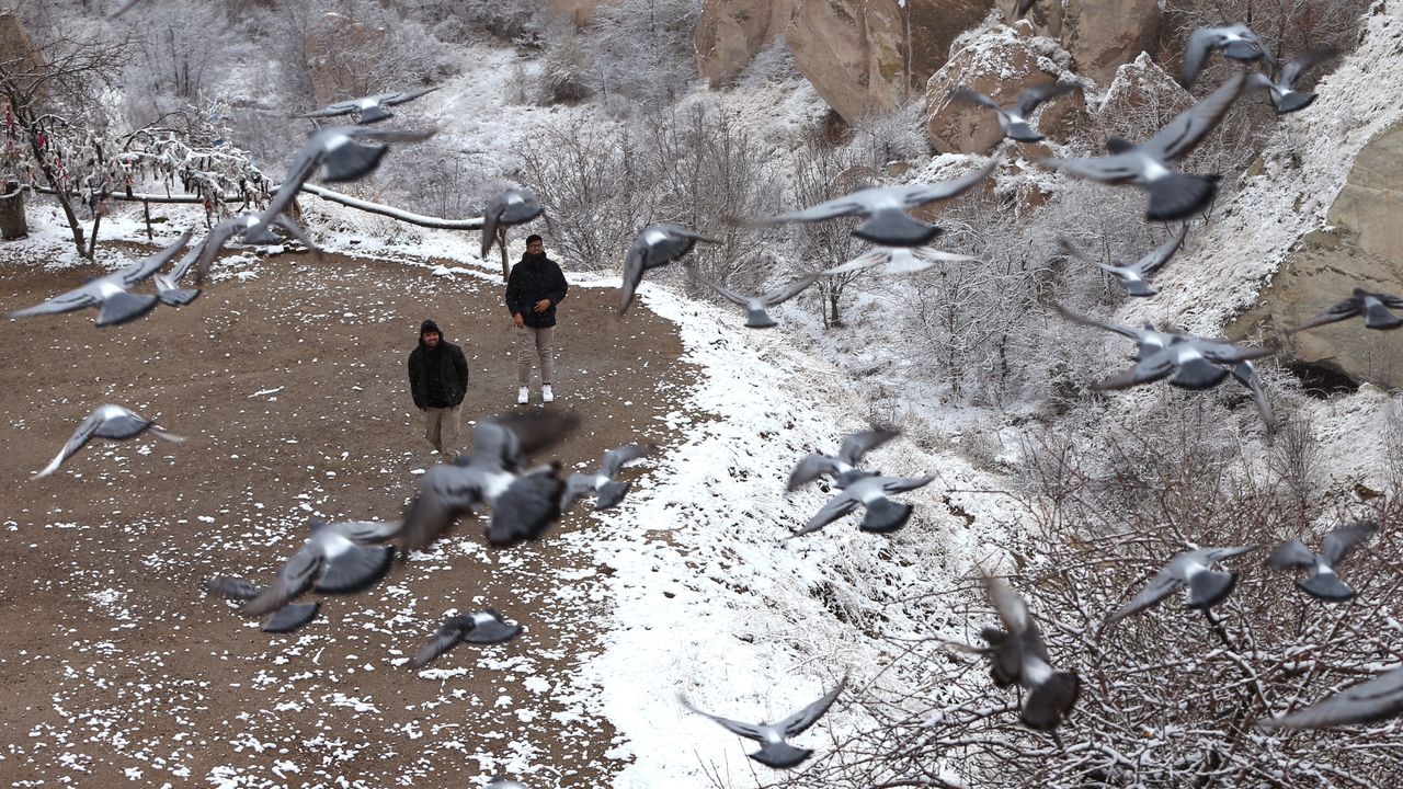 Turistler, karla kaplanan Kapadokya'ya hayran kaldı