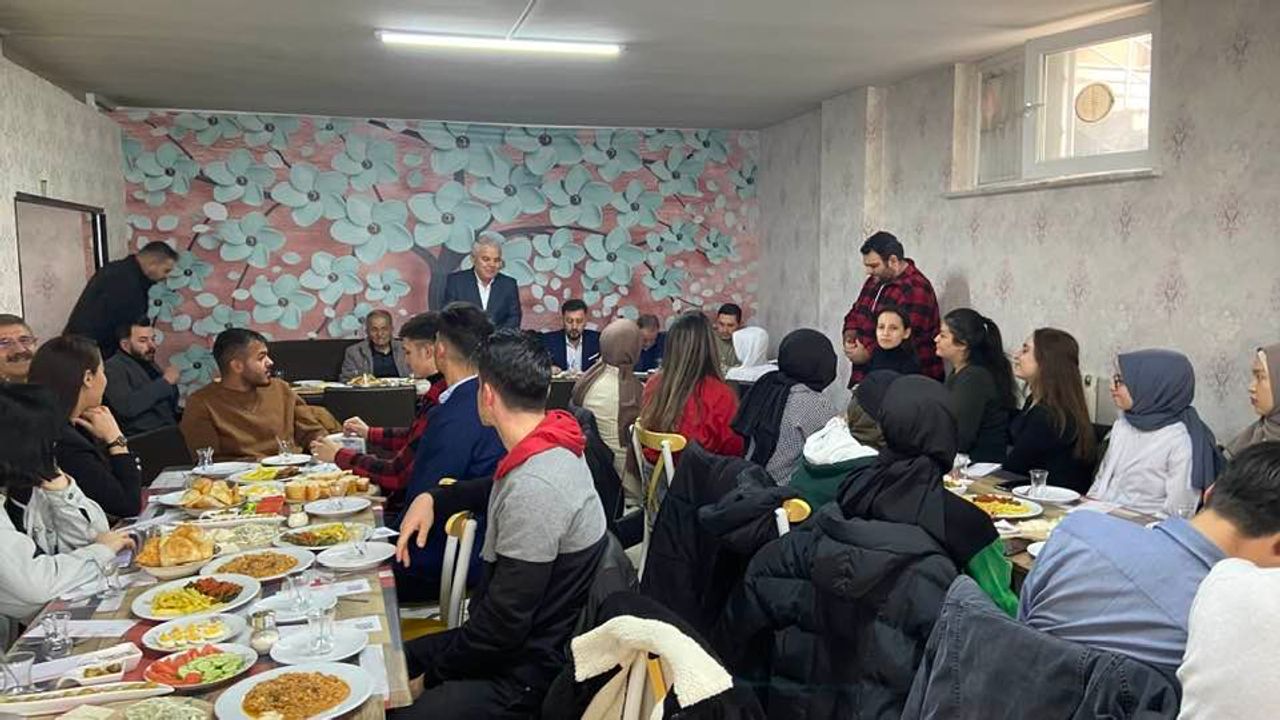 Başkan Gülmez, üniversiteli gençlerle kahvaltıda buluştu