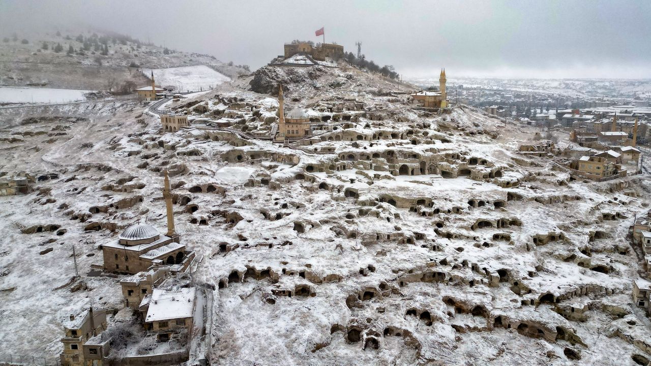 Kar Kayaşehir'i beyaza bürüdü