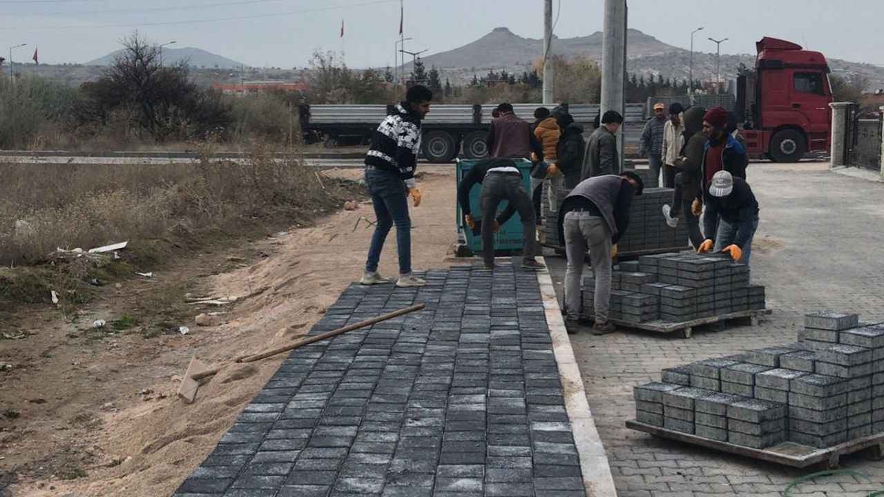 Nevşehir Belediyesi ekipleri yaya kaldırım yenileme çalışmalarını sürdürüyor