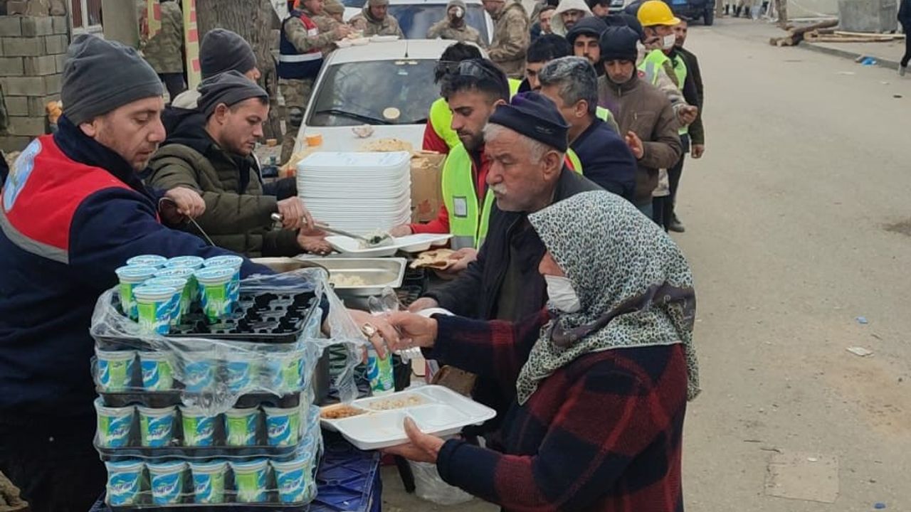 Öğretmenler deprem bölgesinde yemek dağıttı
