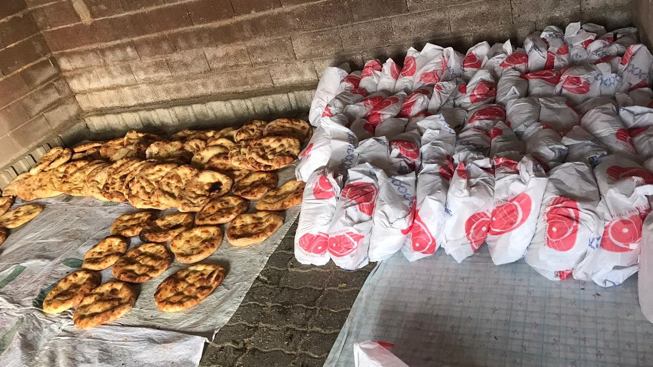 Kaymaklı’da depremzedeler için köy ekmeği yapılıyor