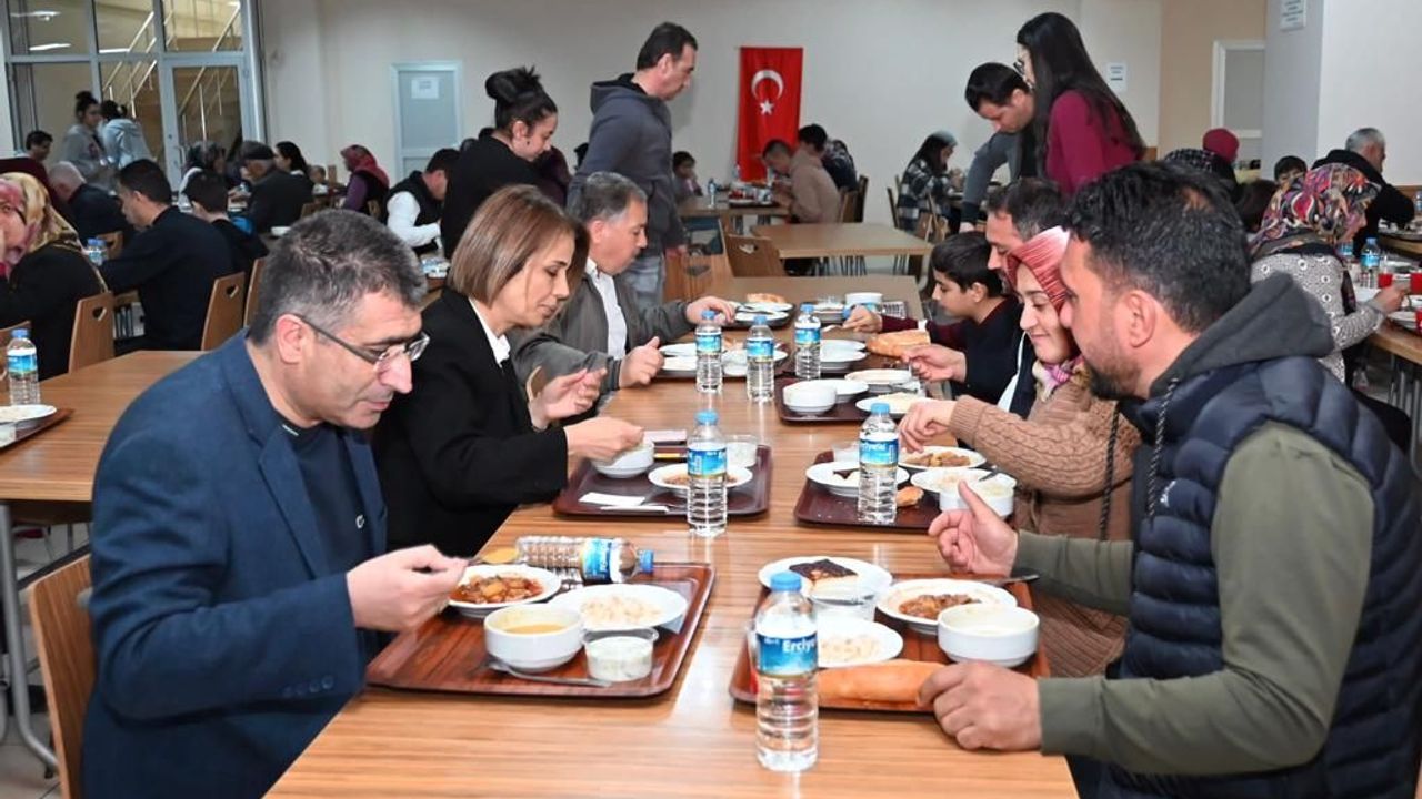 Rektör Aktekin ve il protokolü depremzedelerle iftar yaptı