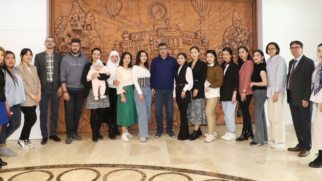 Kazak öğrencilerden NEVÜ Rektörü Aktekin’e ziyaret