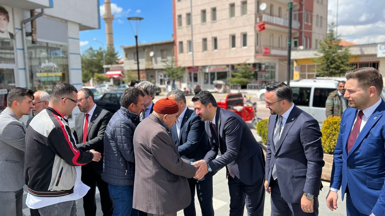AK Parti milletvekili adayları Acıgöl'de vatandaşlarla bayramlaştı