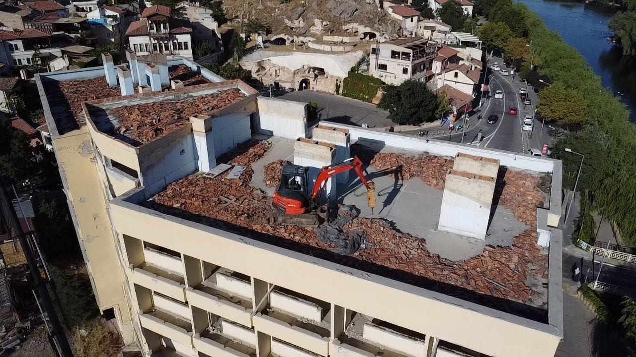 Avanos’ta eski yurt binasının yıkımı başlatıldı