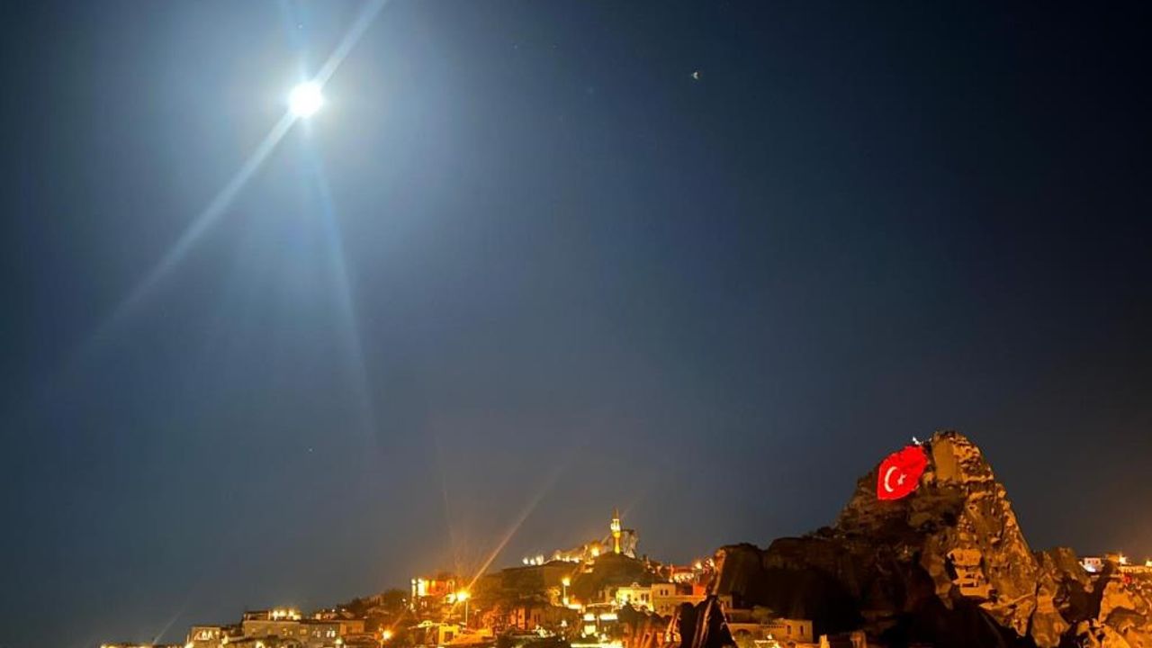 "Mavi Ay" peribacasına yansıtılan Türk bayrağı ile görüntülendi