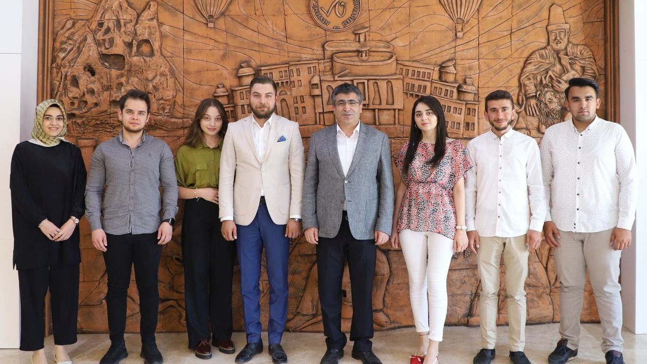 AK Parti İl Gençlik Kolları Başkanlığı ve ÜNİAK’tan Rektör Aktekin’e ziyaret
