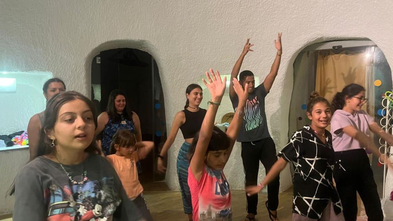 Kolombiyalı doktorlar, depremzede çocuklarla samba dansı yaptı