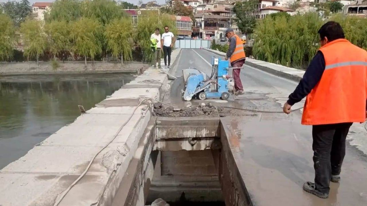 Avanos Taş Köprü kesildi