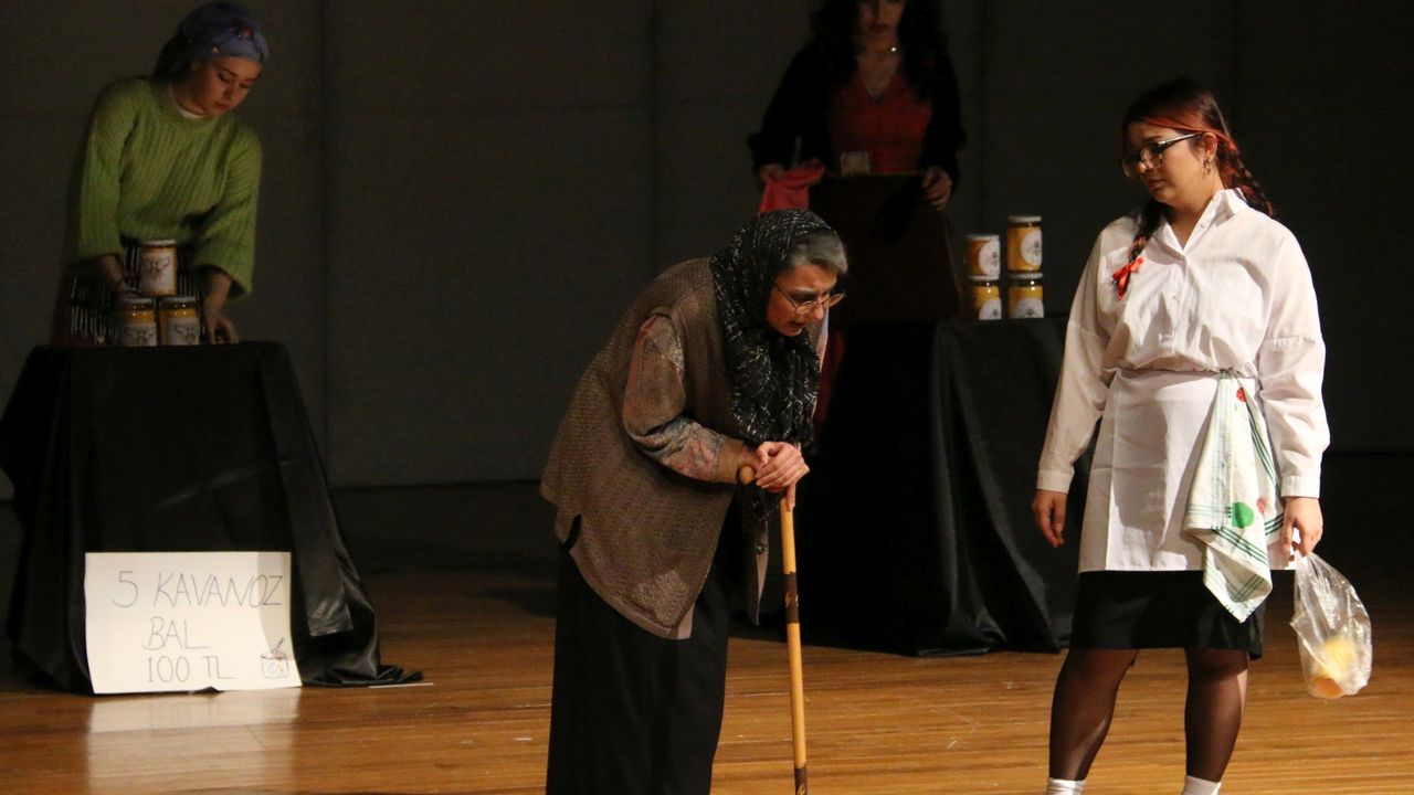 NEVÜ öğrencilerinden tiyatro gösterimi: Pırtlatan bal