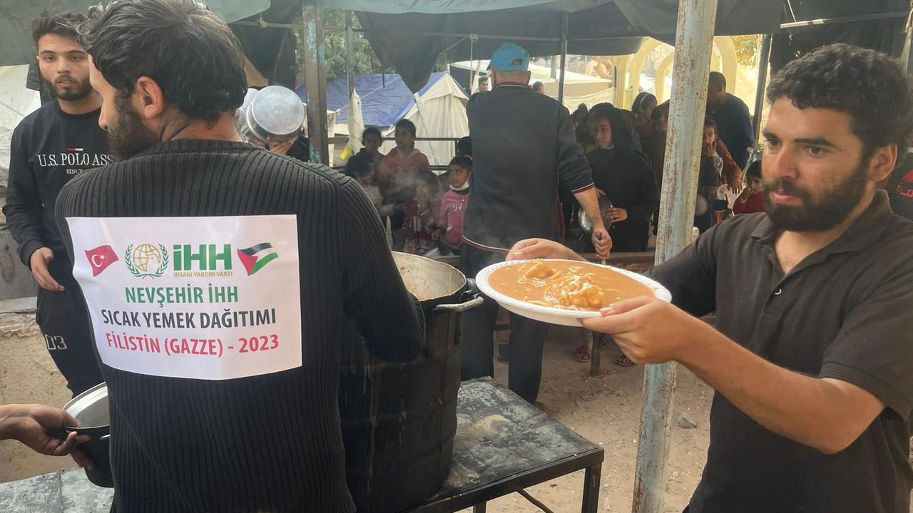 Nevşehir İHH, Gazze’de sıcak yemek dağıtımlarını sürdürüyor