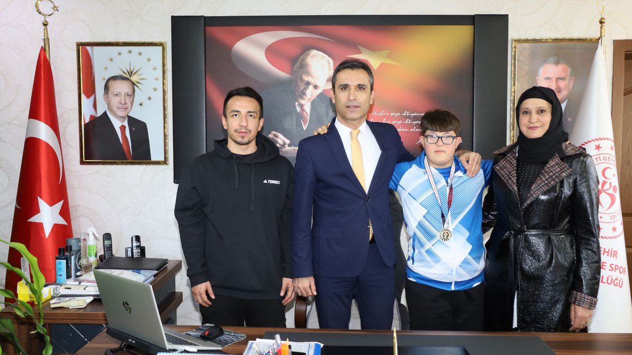 Yüzme şampiyonundan İl Müdürü Özdemir’e ziyaret