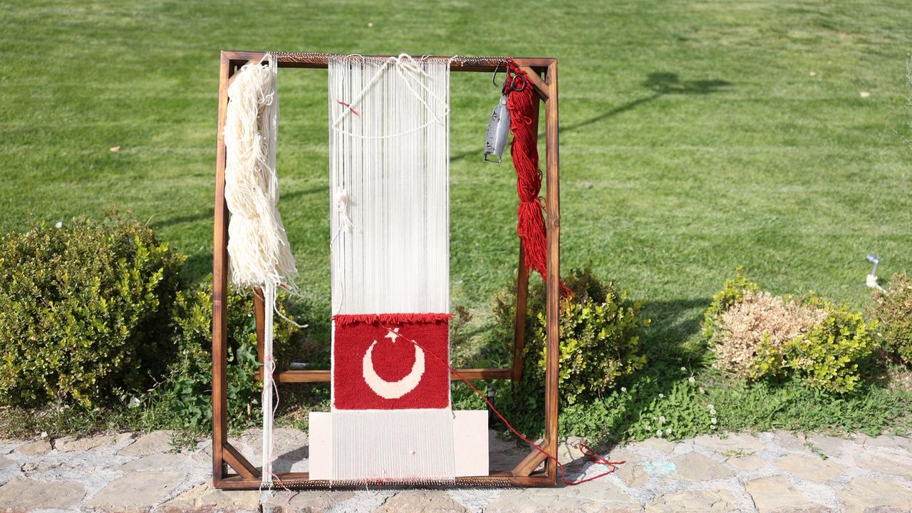 1001 ilmekten oluşan Türk bayrağı dokuması tamamlandı