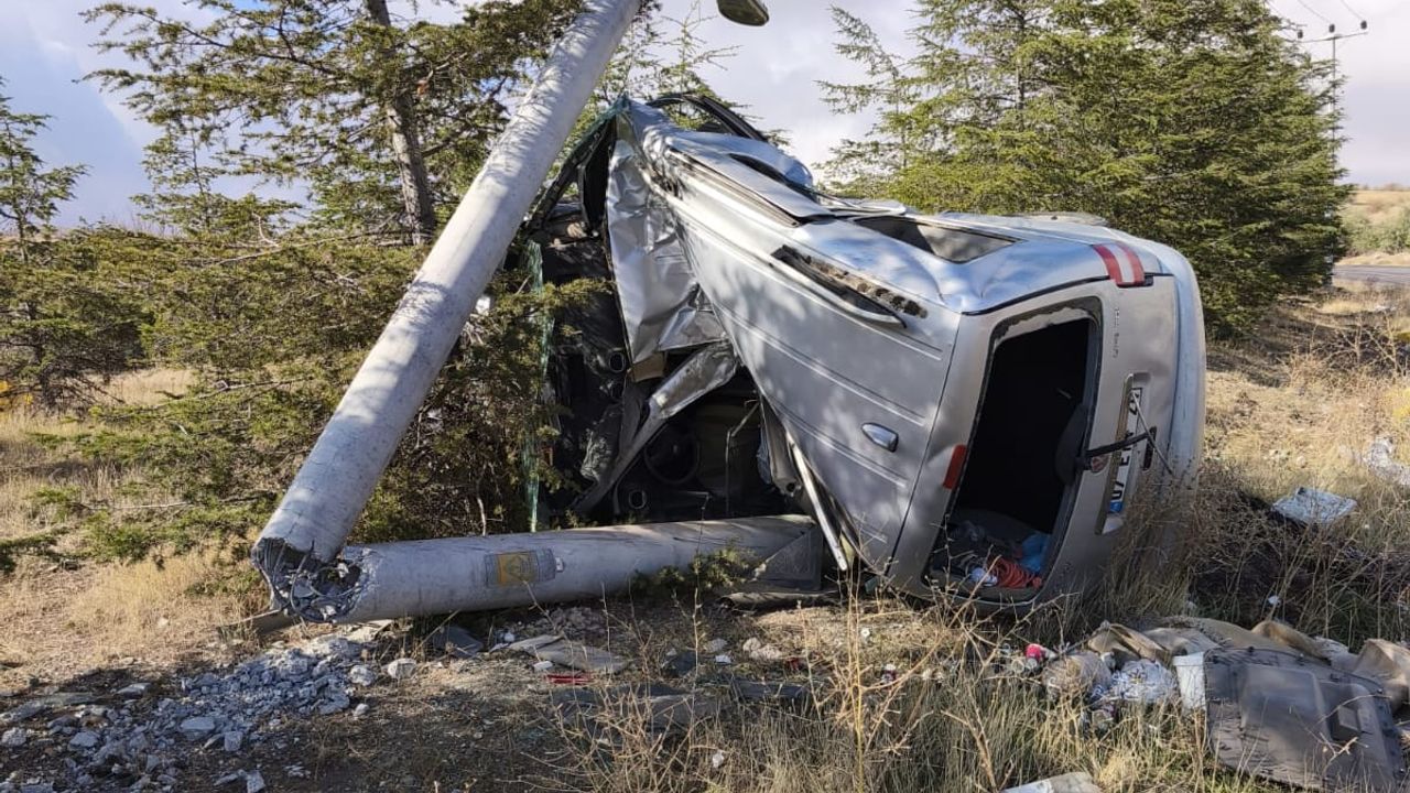 Nevşehir’de otomobil direğe çarptı: 1 yaralı