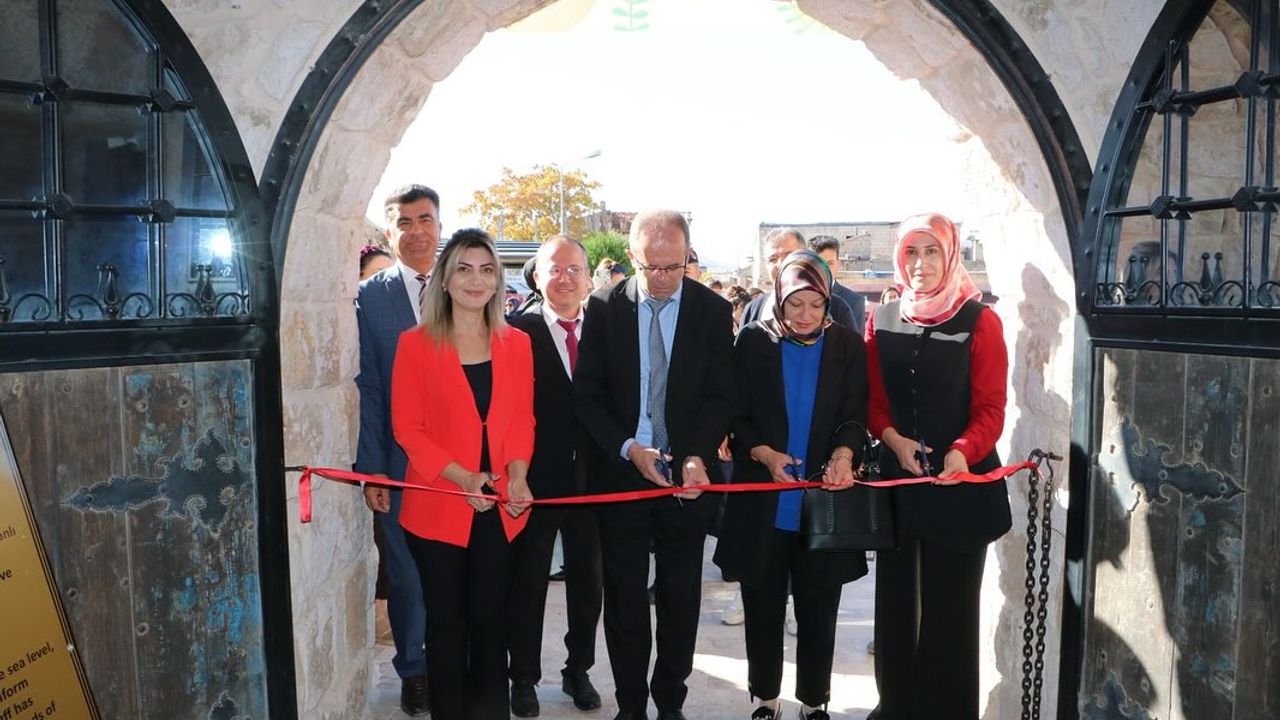 Başkan Çamcı Türk bayrağı sergisine katıldı