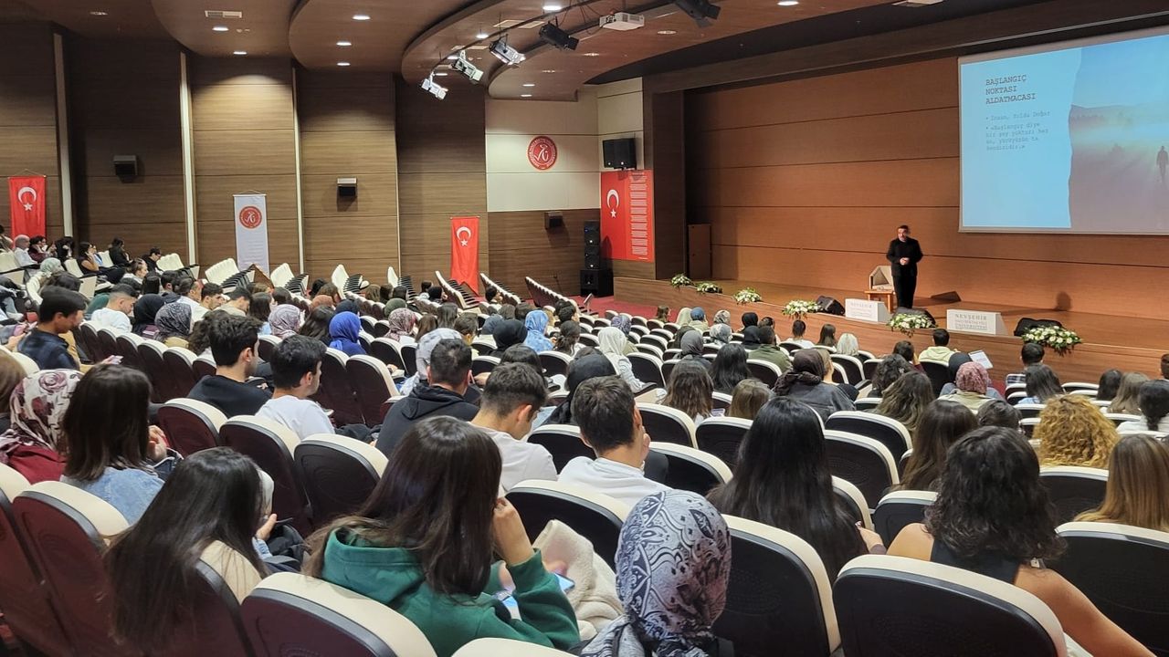 “Yolun Başında Değil, Yolun Kendisisin” söyleşisi ilgi gördü