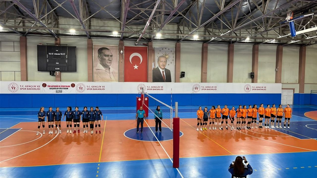 Liseliler turnuvada kıyasıya yarıştı