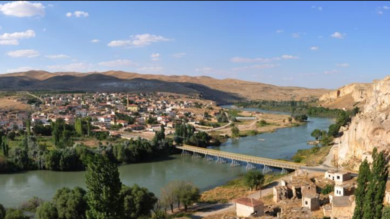 TARİHLE SUYUN BİRLEŞTİĞİ YER SARIHIDIR KÖYÜ