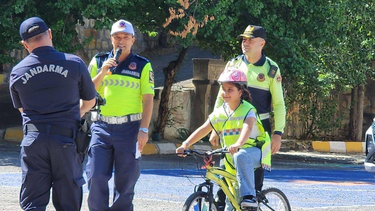 Trafik jandarmasından 10 bin öğrenciye eğitim