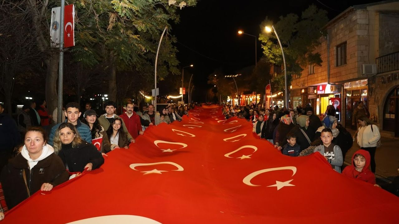 Avanos’ta sokaklar kırmızı-beyaza büründü