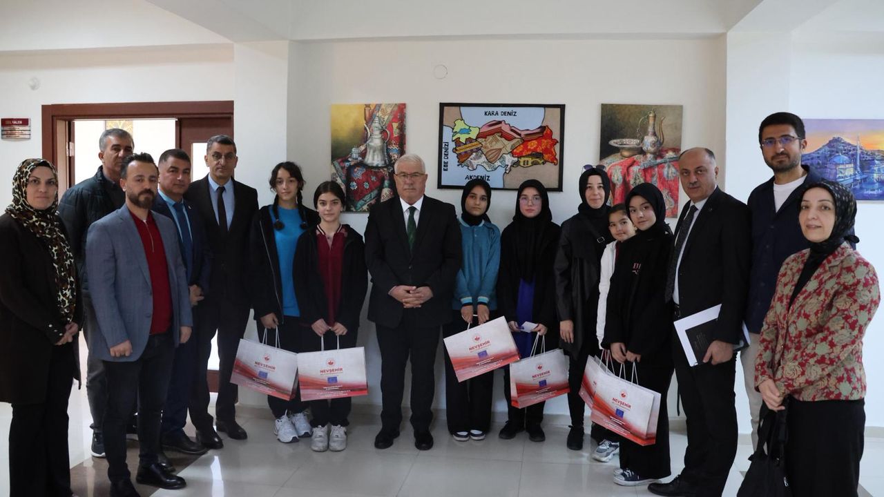 Dereceye giren öğrenciler ödüllerini aldı