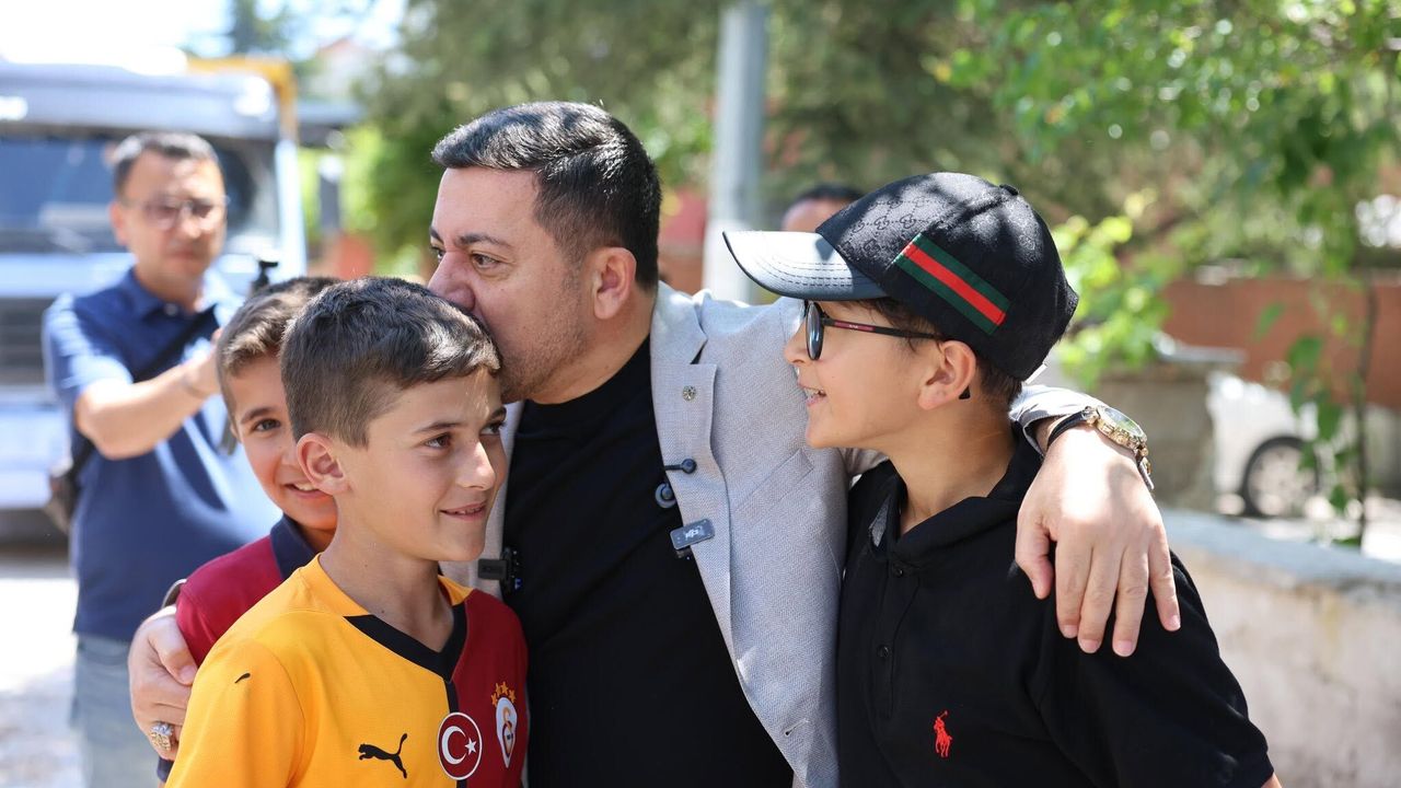 Başkan Rasim Arı çocukların gönlünü fethetti