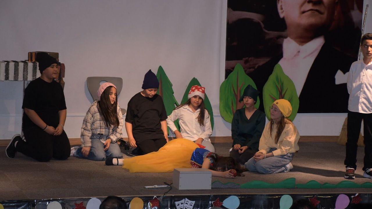 Simya Koleji öğrencileri İngilizce performanslarıyla hayran 