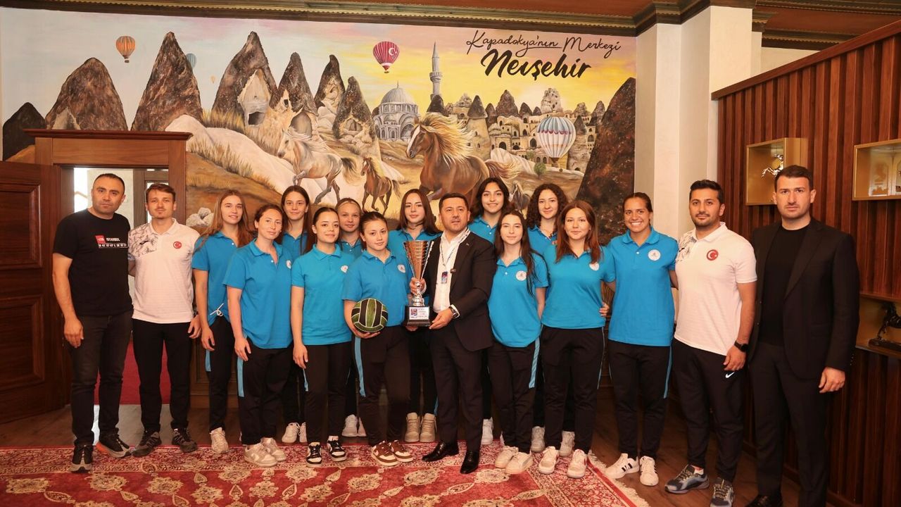 Nevşehir'in altın kızları kupayla başkanlık makamında