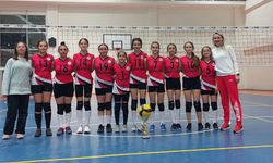 Midi kızlar voleybol takımı namağlup şampiyon