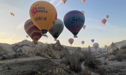 Kapadokya'da turistler yeni yılın ilk gününü gökyüzünde karşıladı