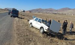 Vatandaşlar devrilen aracı elleriyle kaldırarak sürücüyü kurtardı