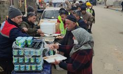 Öğretmenler deprem bölgesinde yemek dağıttı