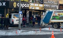 Kaza yapan araç dükkana daldı