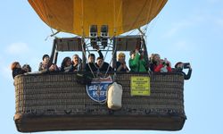 Kapadokya'da yerli turistler bayramda güneşi gökyüzünde karşıladı