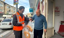 AK Parti Gülşehir Gençlik Kolları Ramazan pidesi dağıttı