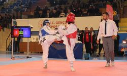 Taekwondo Gençler Kız - Erkek Grup Müsabakaları başladı