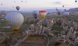 Sıcak hava balonları peribacaları üzerinde süzüldü