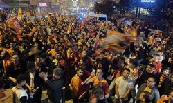 Galatasaraylı taraftarlar şampiyonluğu kutladı