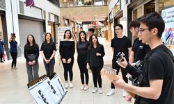 Cemil Meriç Sosyal Bilimler Lisesi öğrencilerinden müzik dinletisi ve resim sergisi