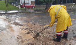 Şiddetli sağanak yağış ile birlikte belediye ekipleri teyakkuza geçti