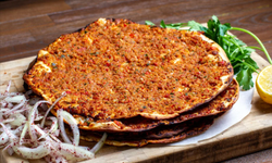 Ev Yapımı Lahmacun Tarifi: Lezzetiyle Sofralarınızı Şenlendirin!