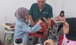 Muhtardan Kur’an kursu öğrencilerine kek ikramı