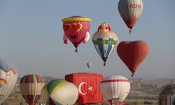 Figürlü sıcak hava balonları Kapadokya’da peribacaları üzerinde süzüldü