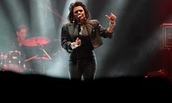 İstanbul konserinde şarkısını durdurup selaya eşlik etti