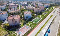 2000 Evler Mahallesi’ndeki parklara yapılan semt sahaları hizmete açıldı